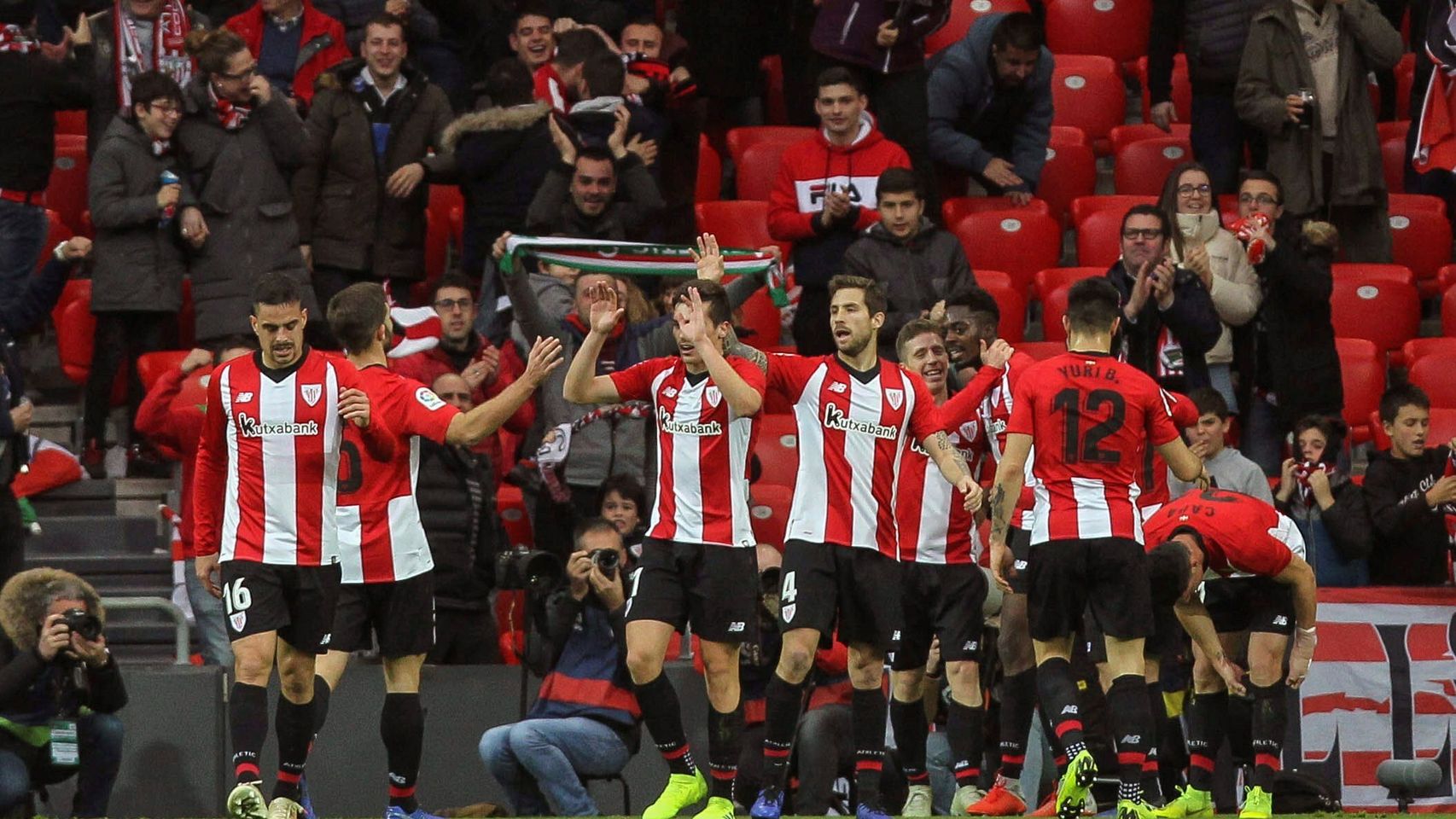 Los jugadores del Athletic celebran uno de los goles