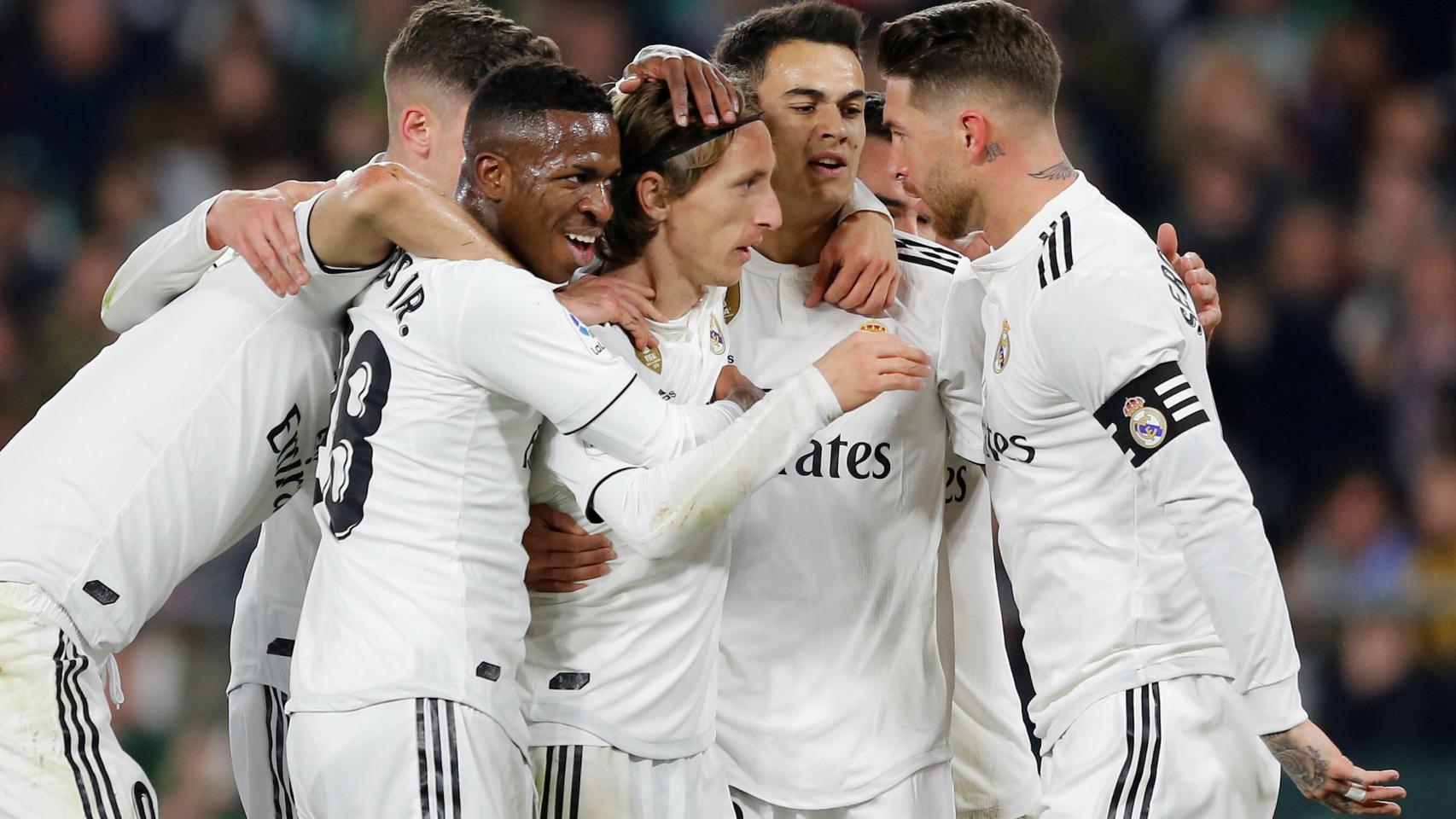 Los jugadores del Real Madrid celebran el gol de Modric frente al Betis