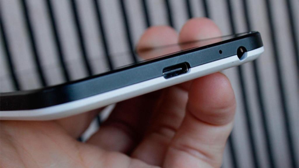 Un móvil con puerto USB-C y jack de auriculares de 3,5 mm