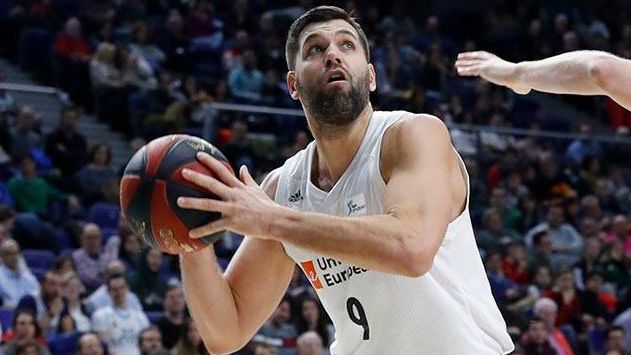 Felipe Reyes mira a canasta tras sobrepasar a su defensor