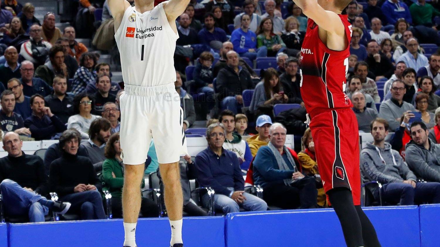 Causeur lanza un triple