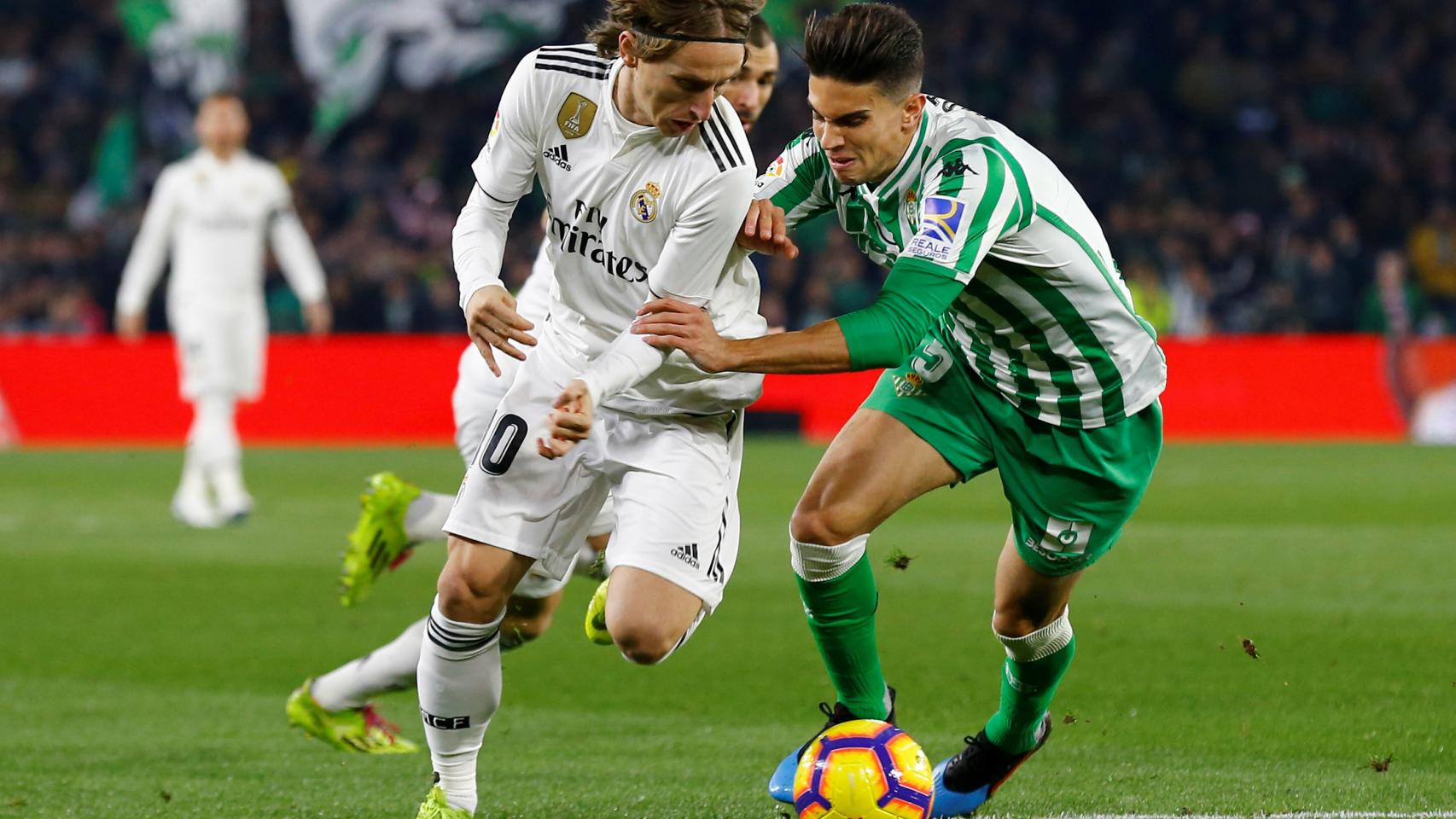 Modric, presionado por Marc Bartra