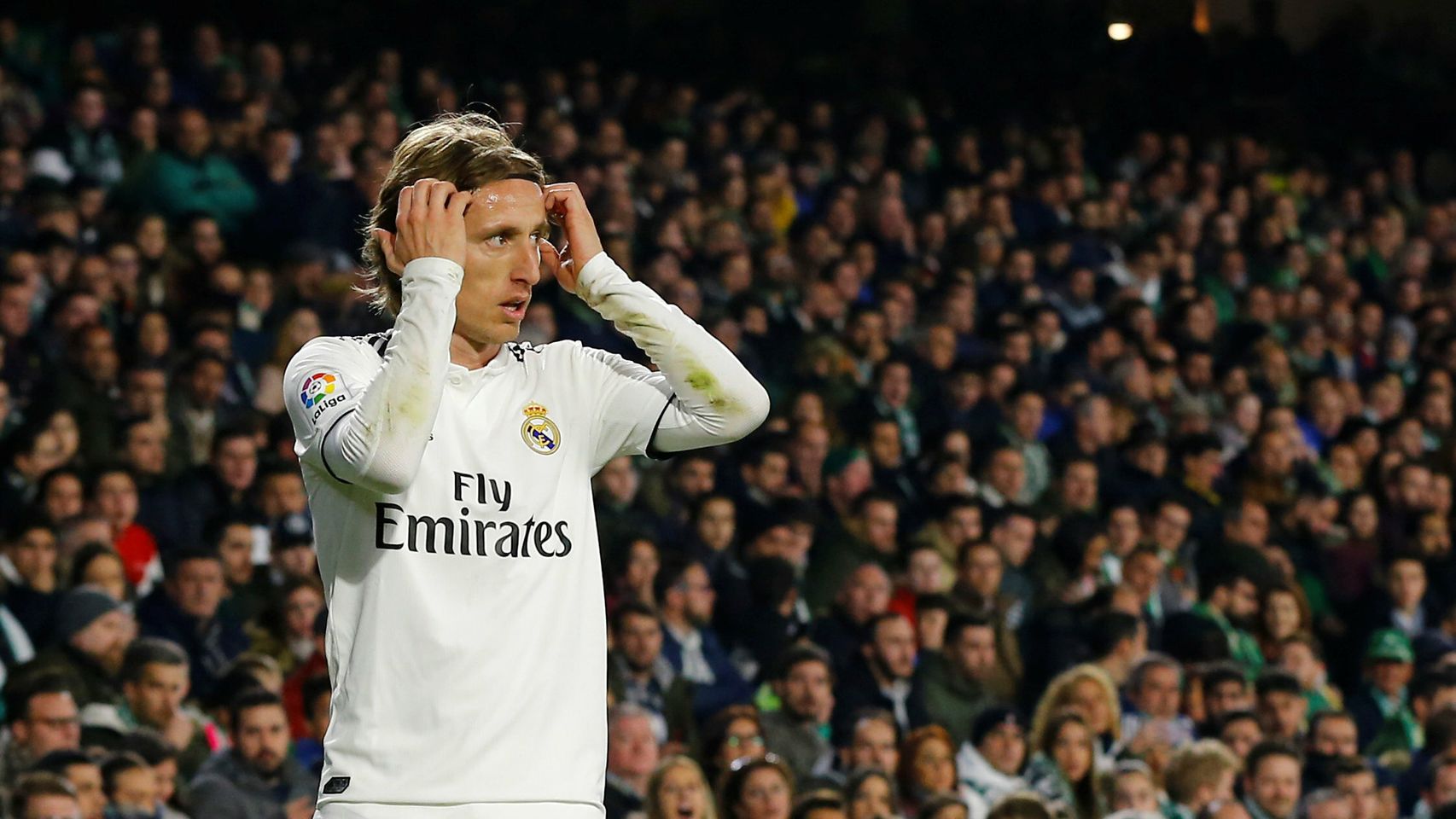 Luka Modric, antes de lanzar un córner ante el Betis