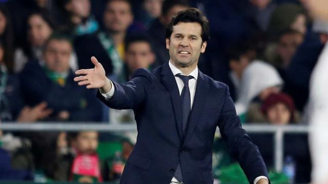 Solari da órdenes a los jugadores del Real Madrid desde la banda