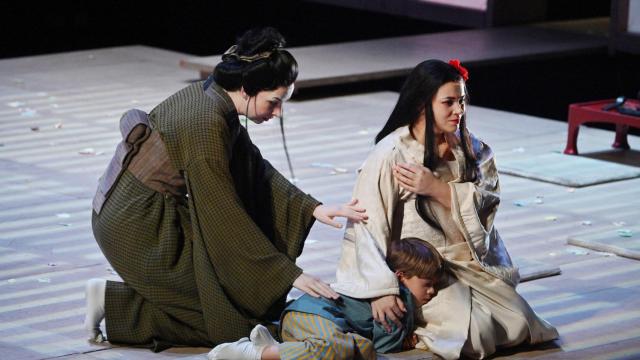 Maria Teresa Leva, de blanco, en la función de Madama Butterfly este domingo.