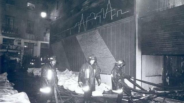 Bomberos a las puertas de la discoteca 'Flying', de Zaragoza