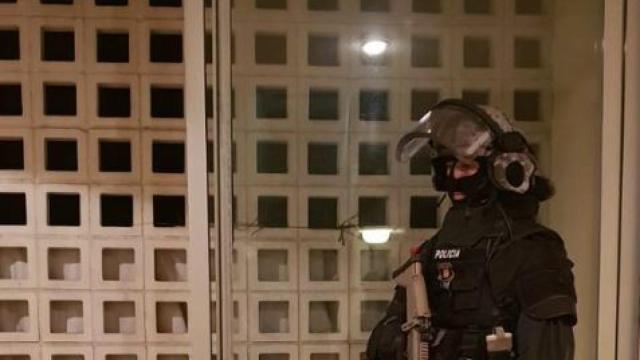 Un mosso durante la operación antiterrorista en Barcelona.