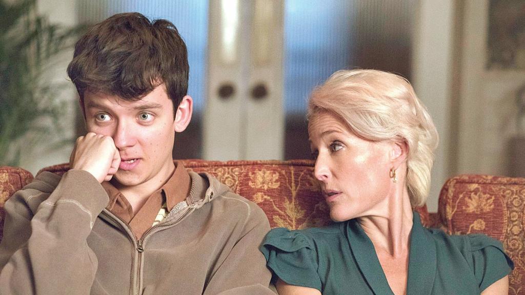 Asa Butterfield y Gillian Anderson en Sex education.