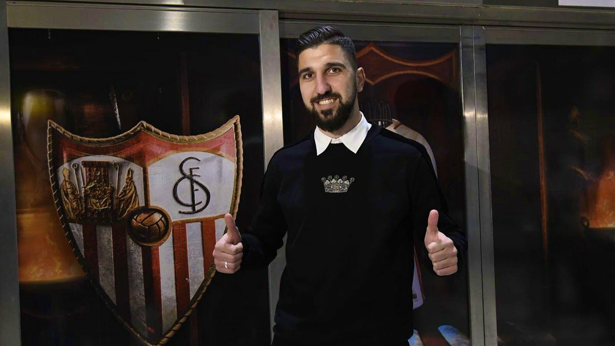 Munas Dabbur en su llegada a Sevilla. Foto: Twitter (@SevillaFC)