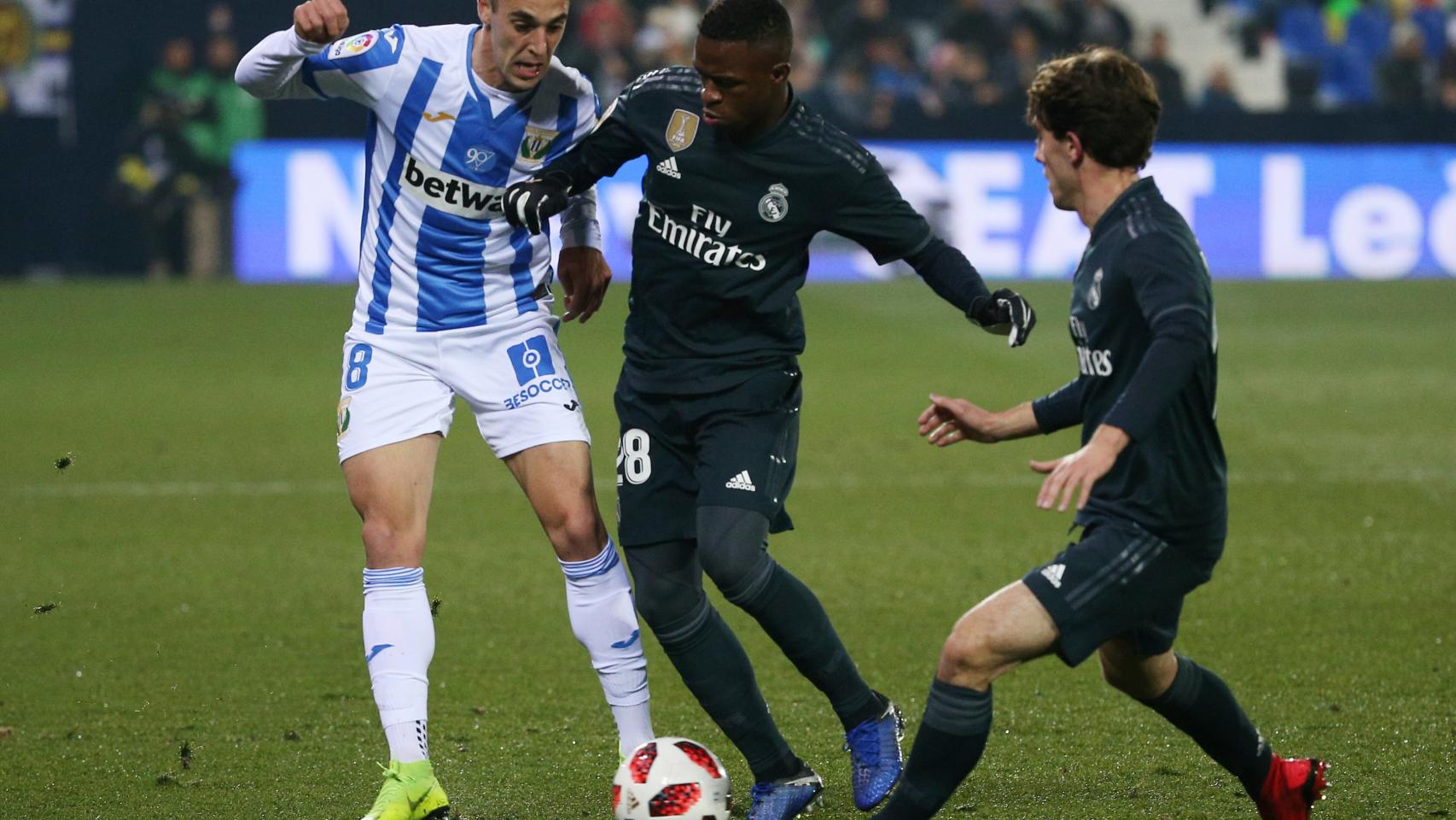 Vinicius pelea con Sabin Merino por el balón