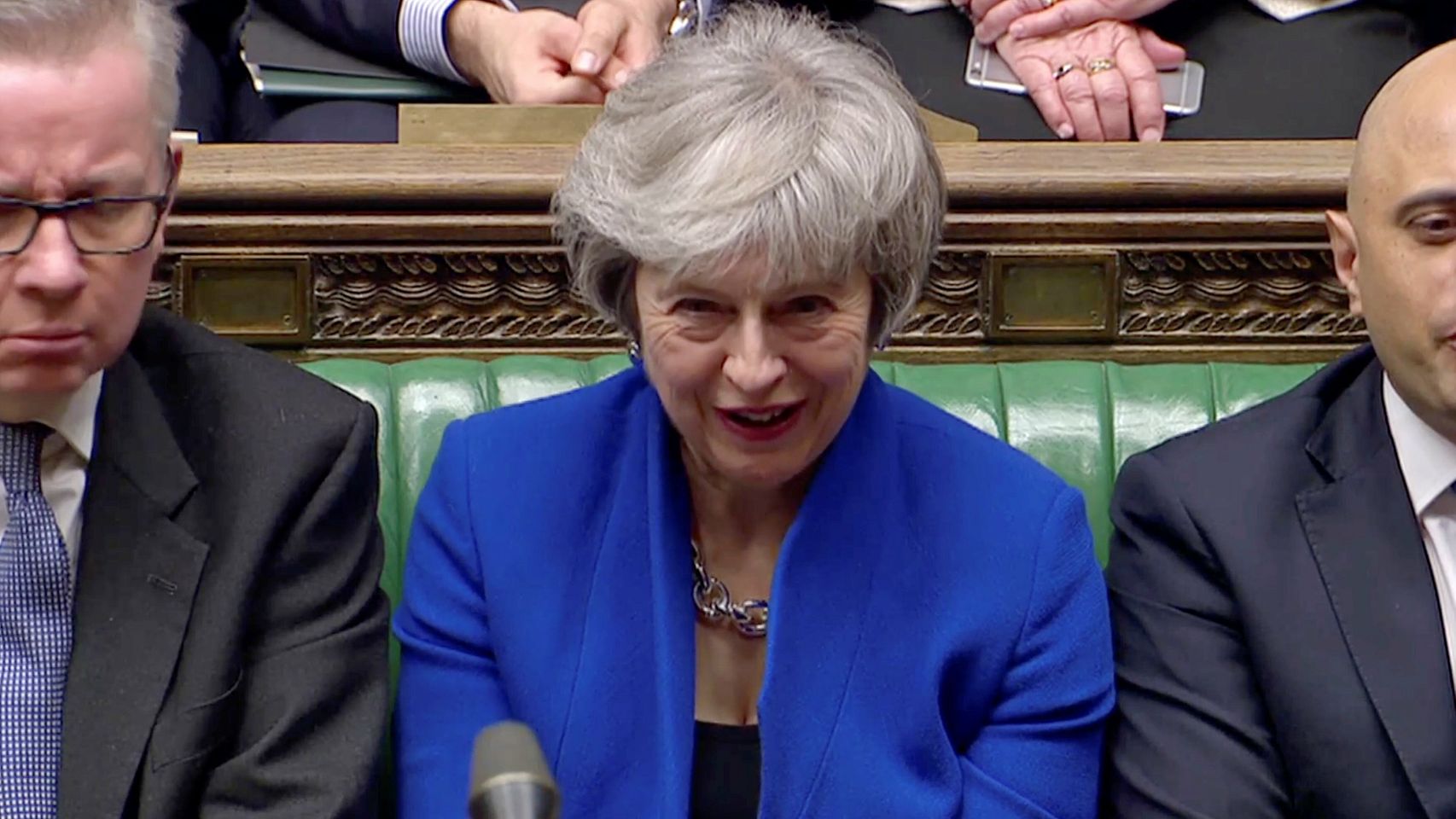 May sobrevive a la moción de censura pero el caos del brexit continúa