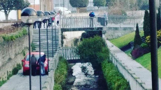Varias personas empujaron el coche para retirarlo del lugar