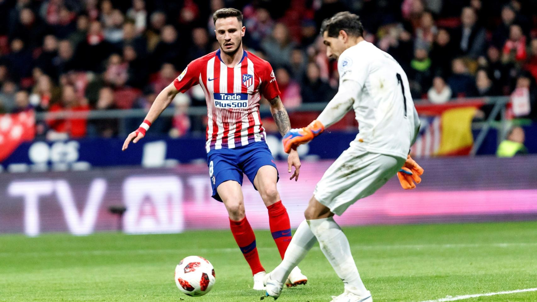 Gorka Iraizoz despeja ante Saúl Ñíguez en el Atlético - Girona de Copa del Rey
