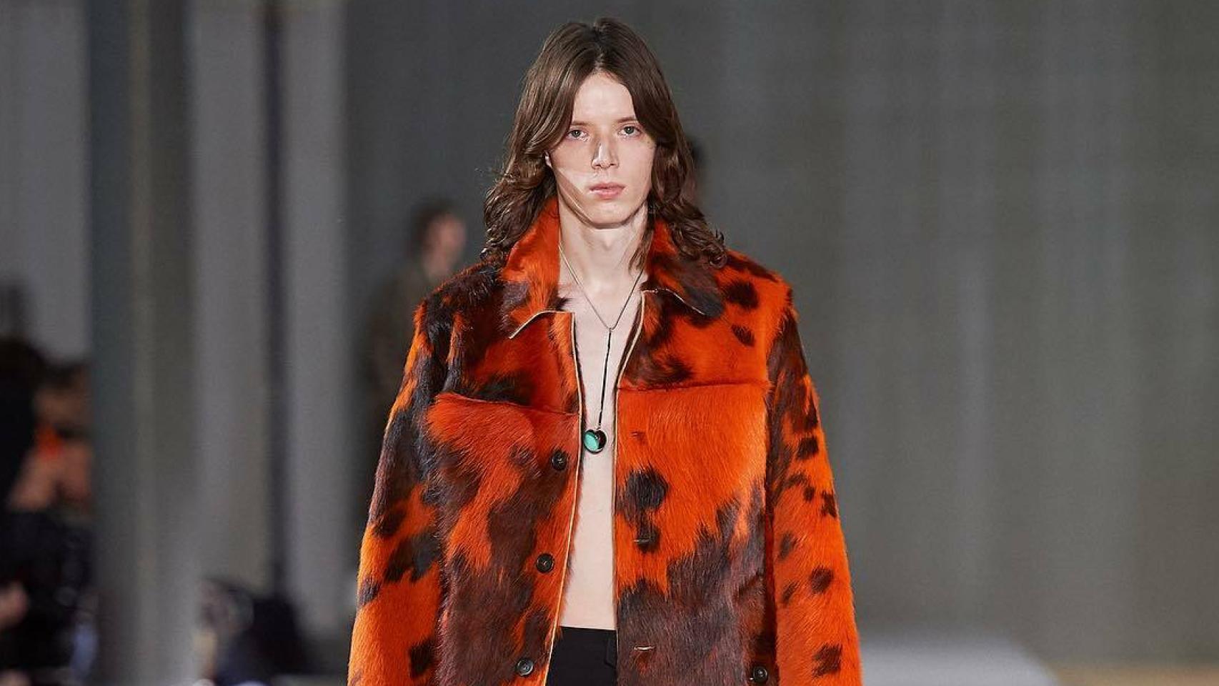 Un modelo luciendo una de las prendas de Acné Studios.