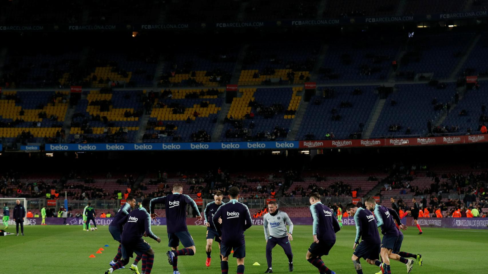 Un aficionado del Camp Nou en estado leve tras desprenderse un trozo del techo