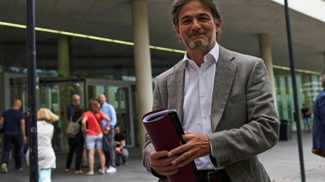 Pujol, ante la Ciudad de la Justicia de Barcelona, tras aceptar una pena de dos años y seis meses de cárcel.