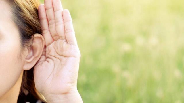 La mujer no podía escuchar las voces masculinas.