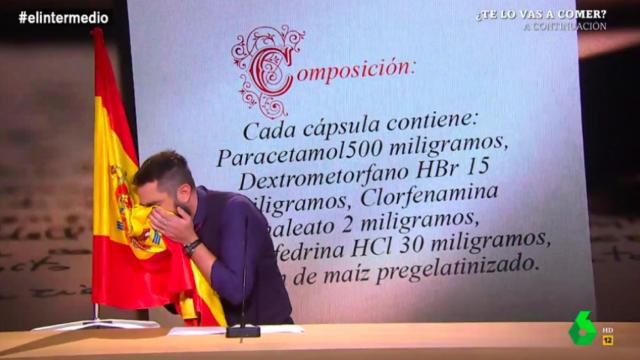 Dani Mate en el famoso sketch sonándose los mocos con la bandera.