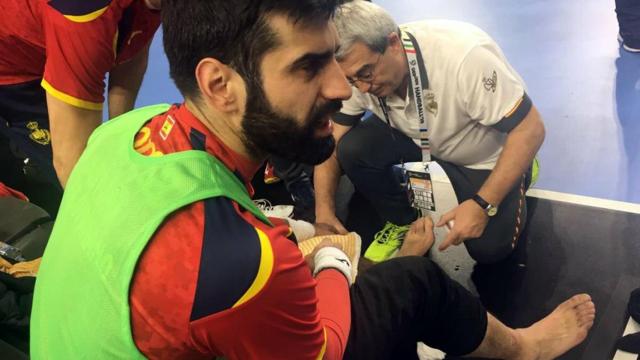 Corrales sufre un accidente tras caerse un panel publicitario. Twitter: (@RFEBalonmano)