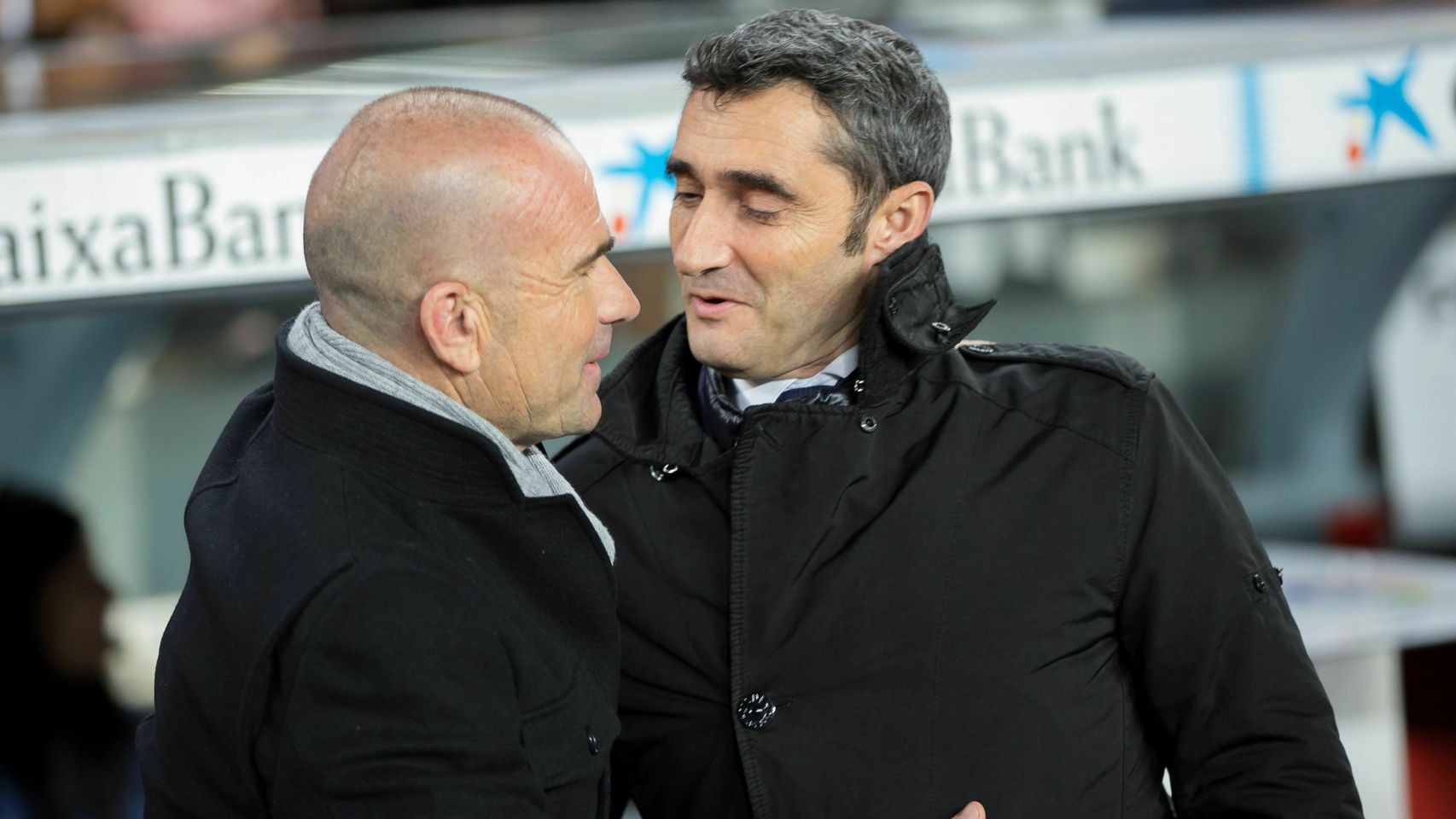 Paco López y Ernesto Valverde se saludan antes del Barcelona - Levante