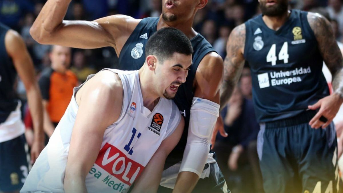 Tavares trata de defender a su oponente. Foto: Twitter. (@EuroLeague)