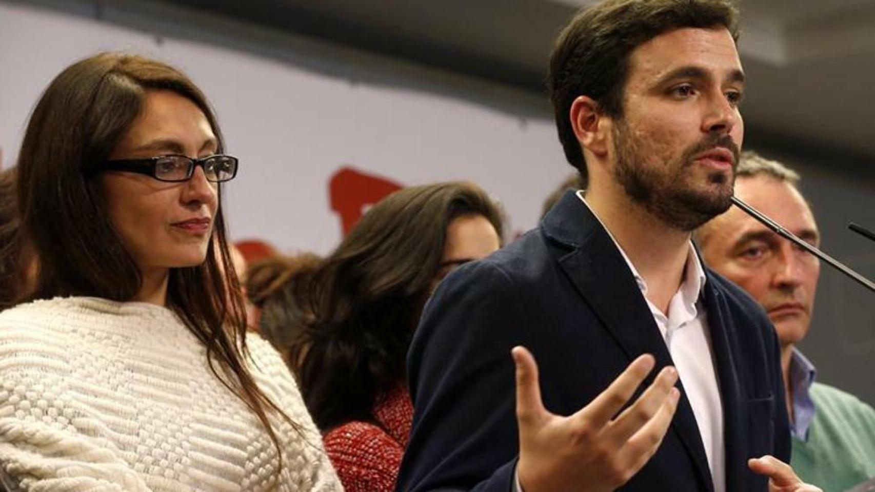 Sol Sánchez junto al líder de IU, Alberto Garzón