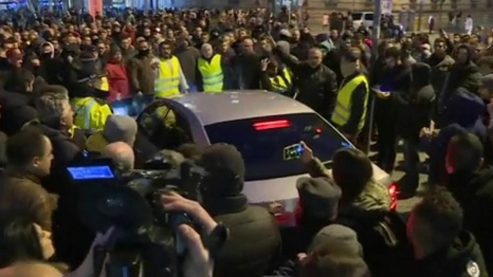 Taxistas rodean una VTC en las calles de Barcelona. Foto: La Sexta.