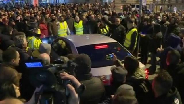 Taxistas rodean una VTC en las calles de Barcelona.