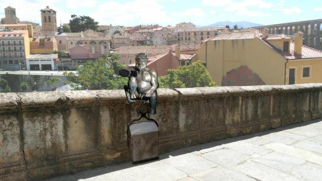 Así quedaría la escultura del diablo que quieren instalar