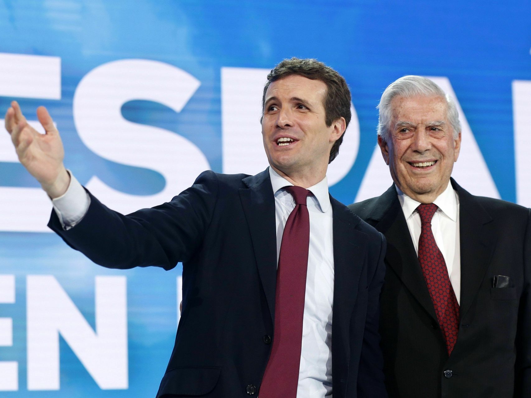 Pablo Casado, junto a Mario Vargas Llosa.