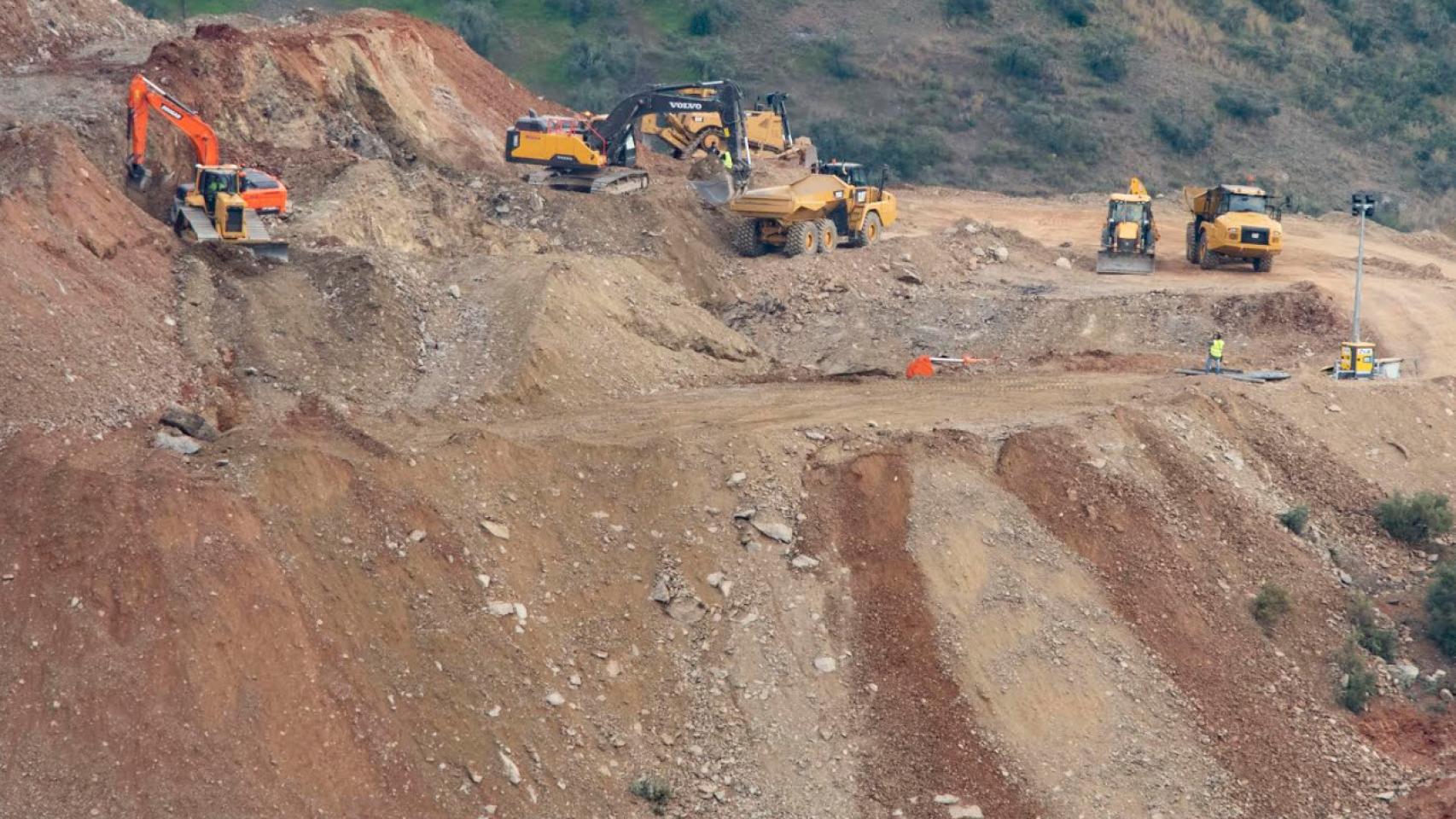 Maquinaria pesada participando en las labores de rescate de Julen en Totalán (Málaga)