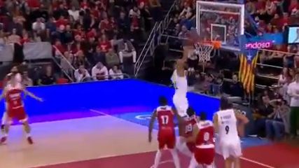 Tavares machaca tras una gran jugada de Campazzo