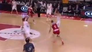 Sergio Llull lanza un triple ante el Manresa