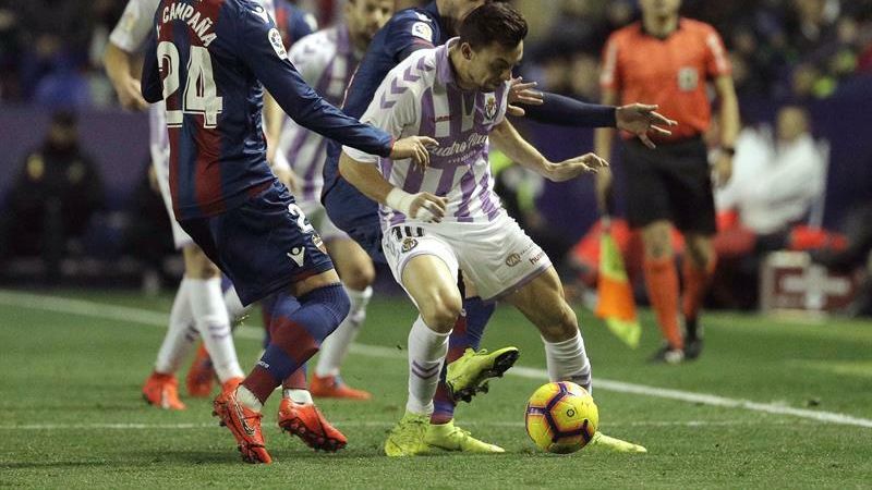 Oscar Plano, del Real Valladolid, disputa un balón en el encuentro ante el Levante