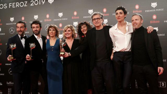 El equipo de 'El reino', en la gala de los Premios Feroz en el Bilbao Arena.