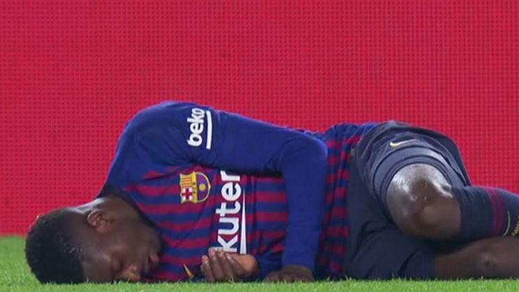 Dembele se lesiona el tobillo y se marcha a falta de 20 minutos. Foto: Twitter. (@elchiringuitotv)