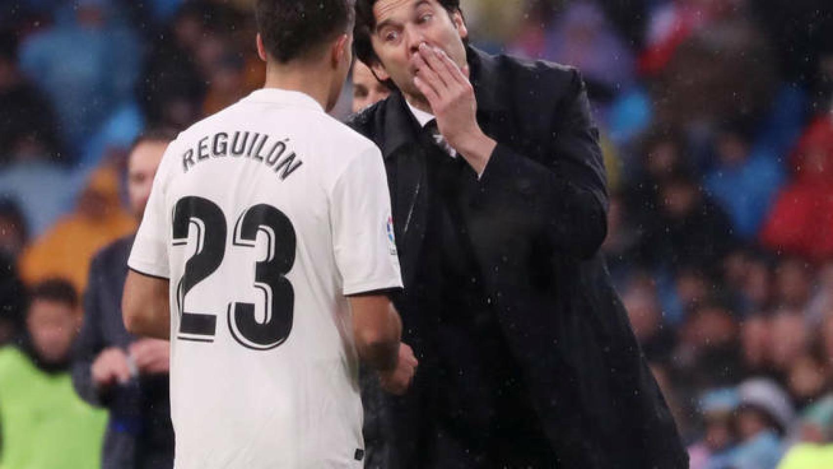 Reguilón y Solari dialogando durante un partido
