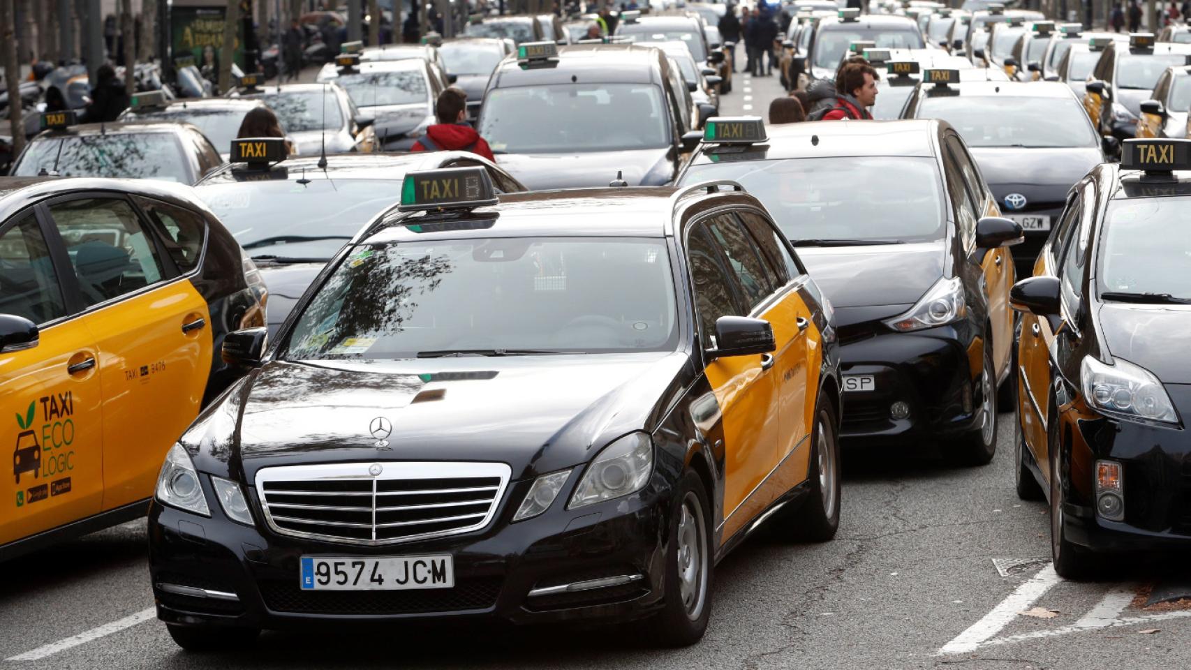 Los taxistas ocupan la Gran Vía de Barcelona contra la normativa de los VTC, en una imagen de archivo.