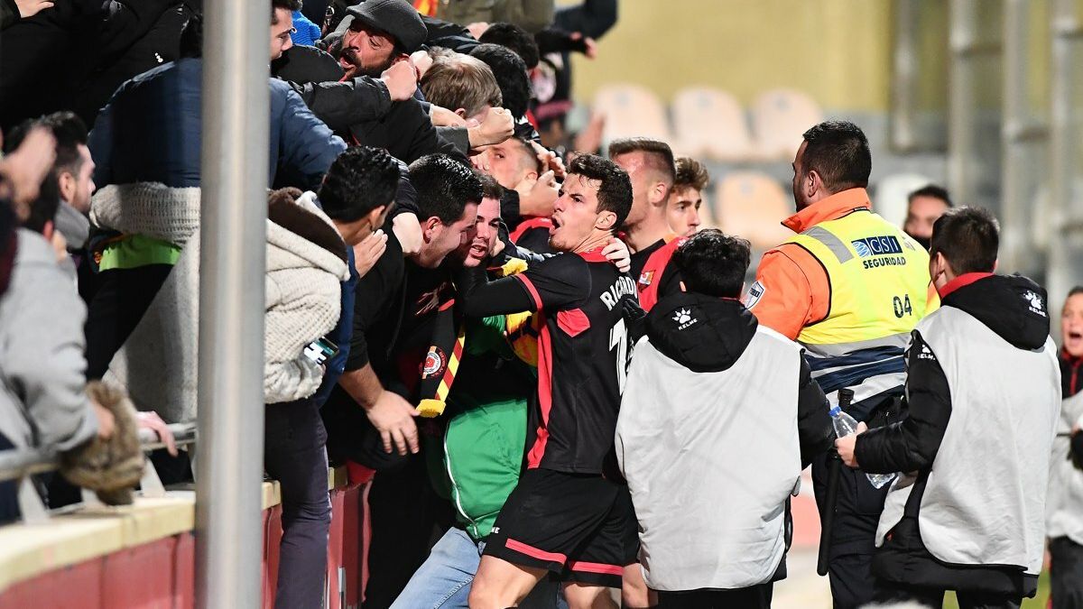 Los jugadores del Reus celebran un gol con su afición