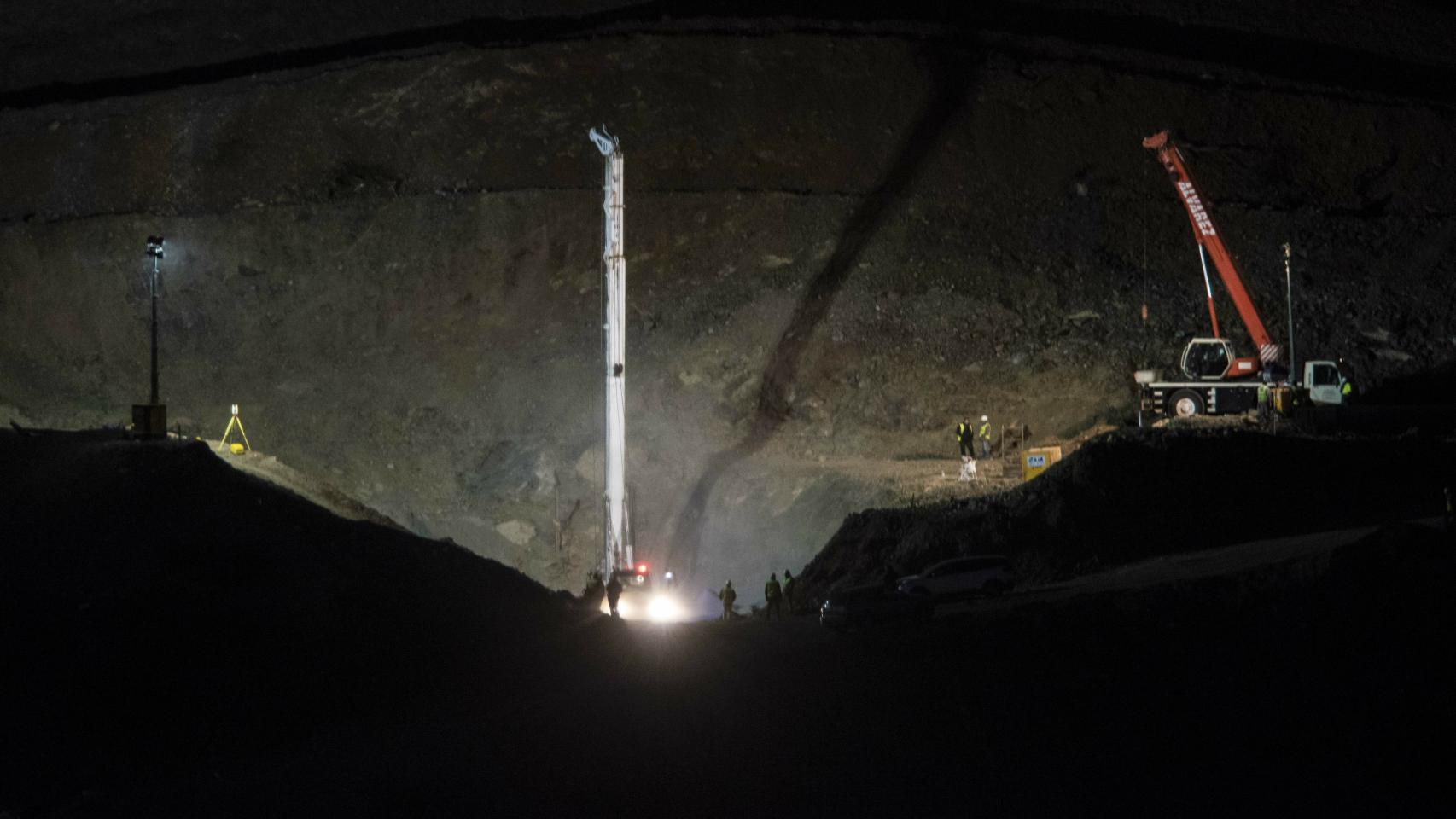 Los trabajos han terminado esta tarde-noche y el equipo de mineros puede ya empezar su labor.