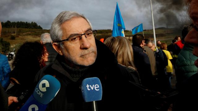 Gaspar Llamazares compareciendo ante los medios en una foto de archivo.