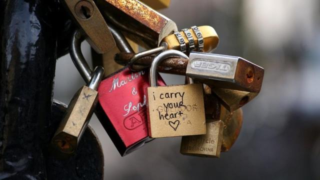 Varios candados entrelazados en una imagen de archivo.