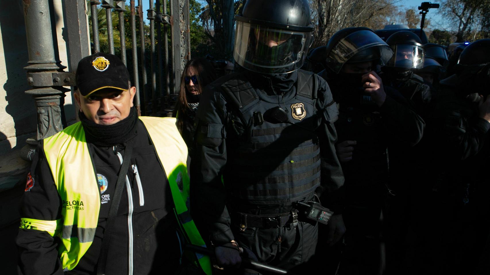 Los taxistas se enfrentan a los Mossos tras intentar acceder al Parlament