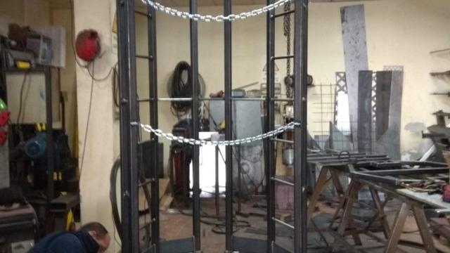 La cápsula, construida por  los hermanos Tirados, en la que bajarán los mineros por el túnel de rescate.