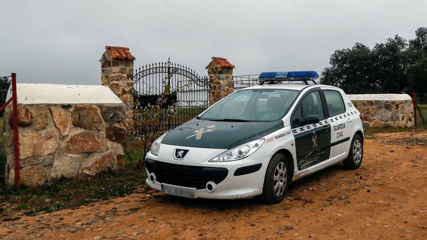 Coche de la guardia Civil en la finca de Burguillos, en Sevilla