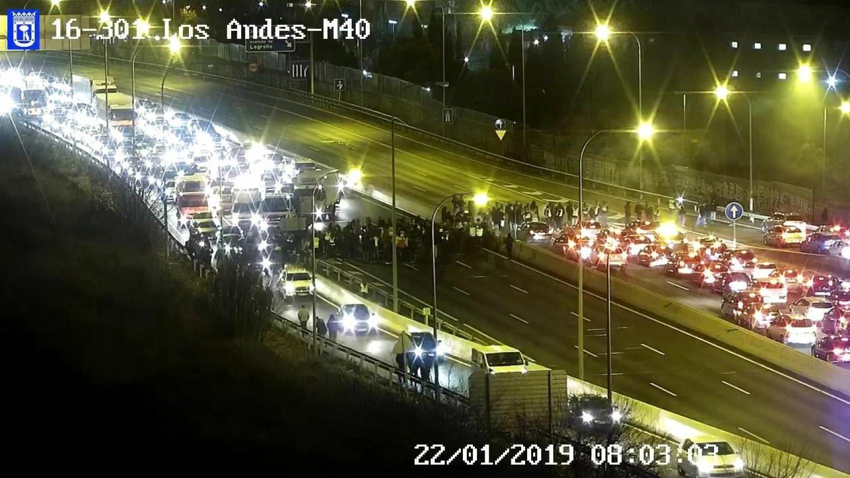 La M-40 cortada en ambos sentidos cortada en ambos sentidos en la zona de avda. de los Andes.