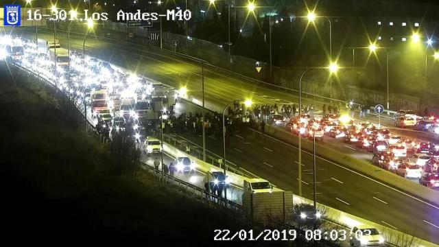 La M-40 cortada en ambos sentidos cortada en ambos sentidos en la zona de avda. de los Andes.