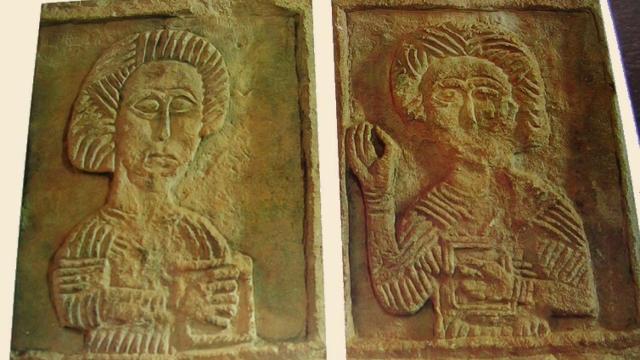 Los dos bloques de piedra robados de la iglesia de Quintanilla de las Viñas.