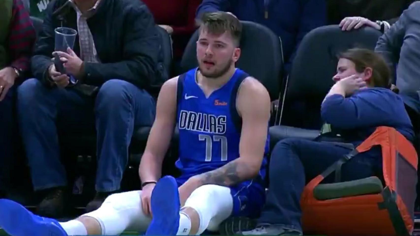 Doncic en la grada después del empujón