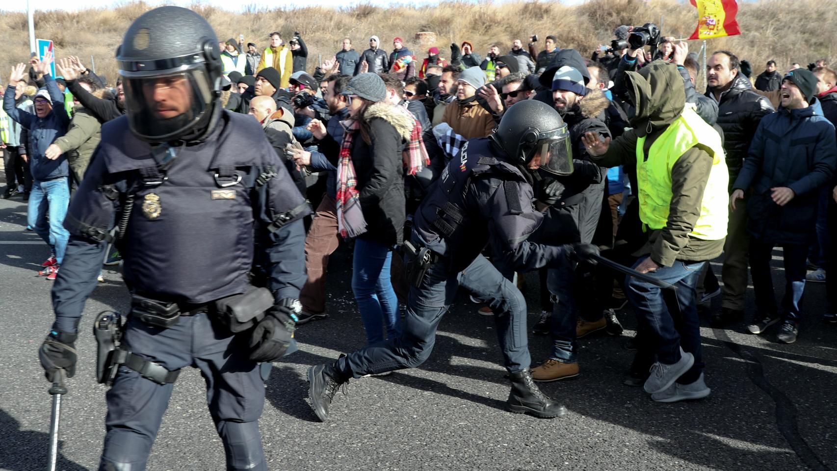 La Policía ha cargado contra los taxistas que estaban cortando la M-40.